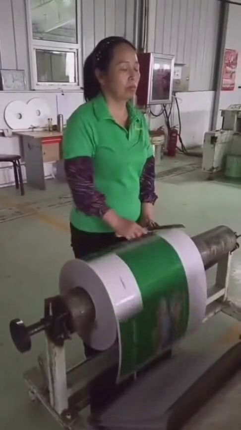 厂里技术最好的大姐,手法已经刻入骨子里,闭着眼睛就把活干了