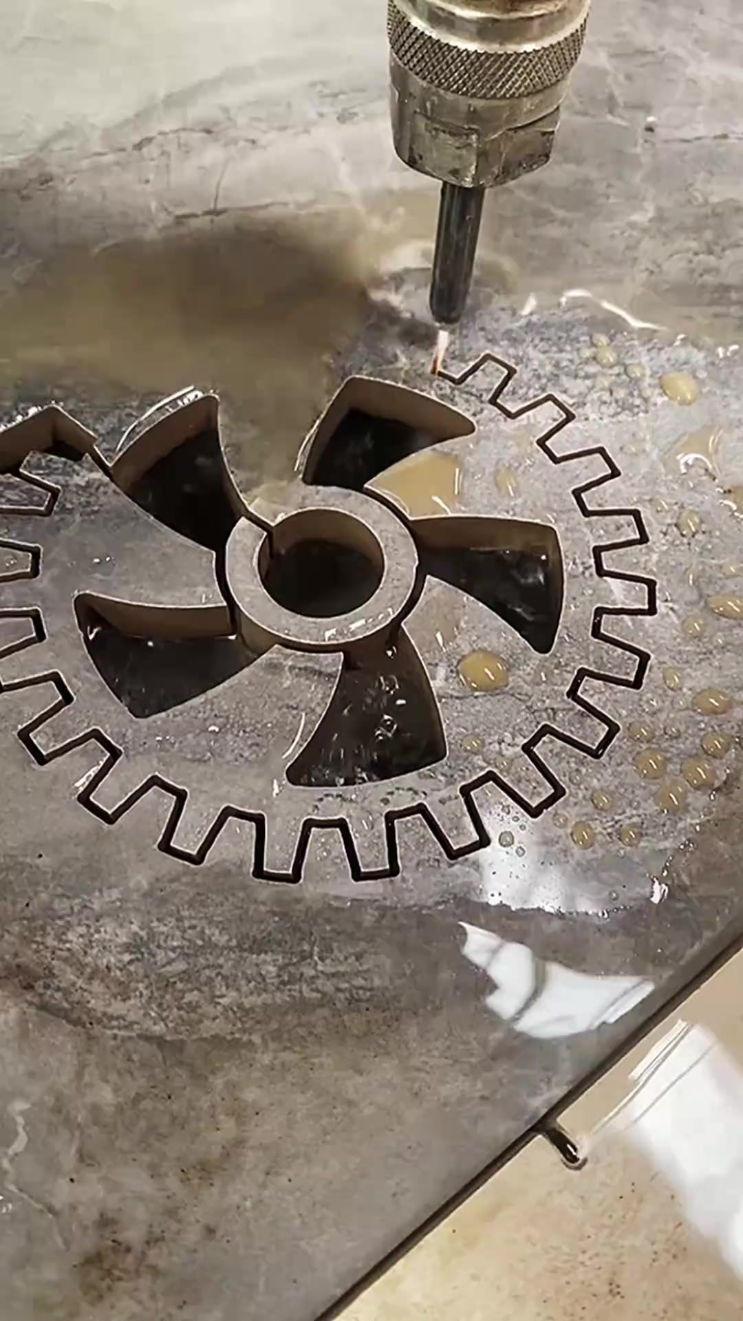 机械化时代的魅力:水切刀轻松切割大理石的惊艳技艺